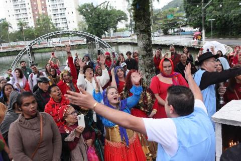 pessoas andando na procissão #paratodosverem
