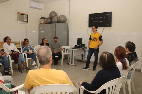 pessoas reunidas em grupo de apoio para parar de fumar #paratodosverem 