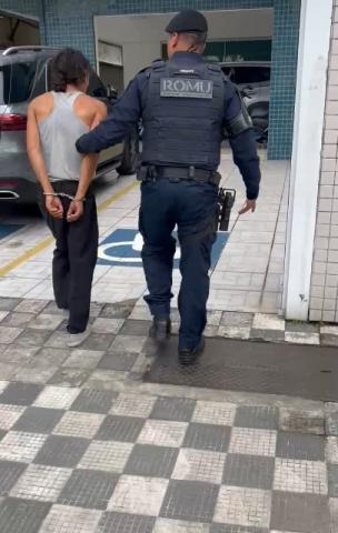 um homem conduzindo outro #paratodosverem