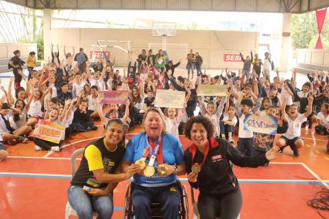 Campeãs com os alunos. #Paratodosverem.
