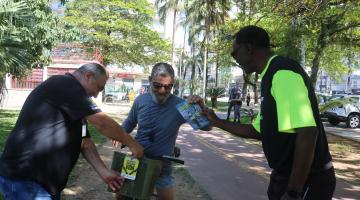ciclista é parado e recebe panfleto #paratodosverem