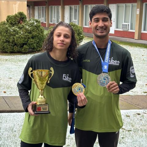 Judocas mostram suas medalhas. #Paratodosverem.