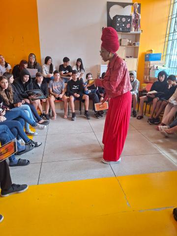 mulher de turbante fala a estudantes #paratodosverem