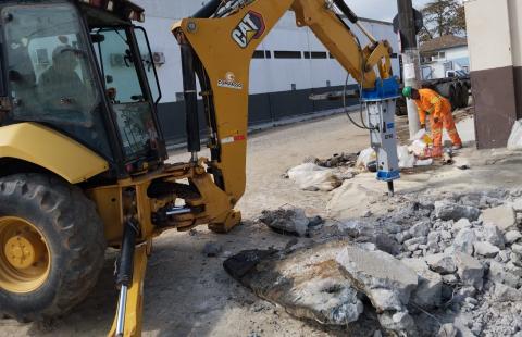 máquina atuando na obra #paratodosverem 