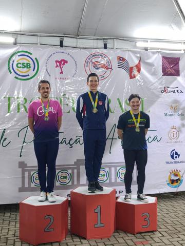 pódio com três atletas #paratodosverem