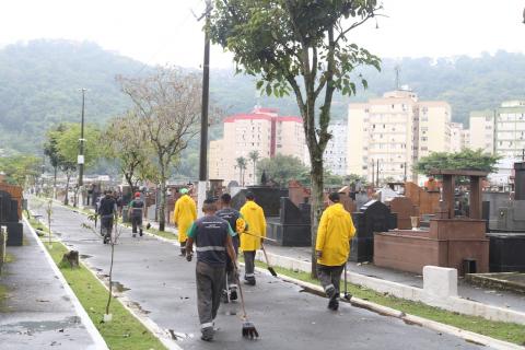 operários andam em cemitério #paratodosverem 