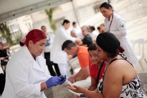 mulher passa por exames na tenda da praça #paratodosverem
