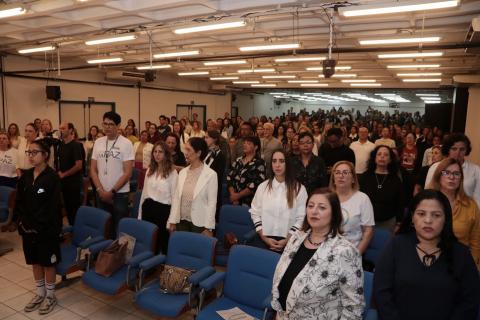 pessoas em pé na plateia #paratodosverem