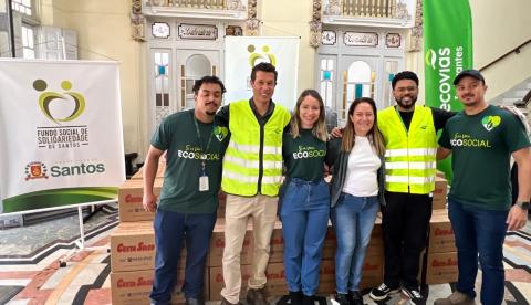 pessoas abraçadas ao lado de caixas #paratodosverem 