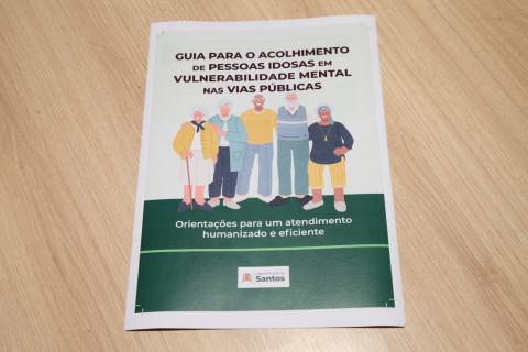 guia em cima da mesa #paratodosverem 