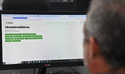 homem olha portal de transparência #paratodosverem