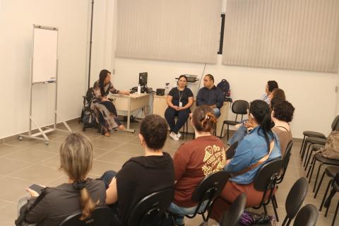 pessoas reunidas em sala, sentadas e conversando. #paratodosverem 