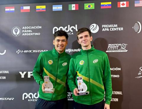 Jogadores com as medalhas. #Paratodosverem.