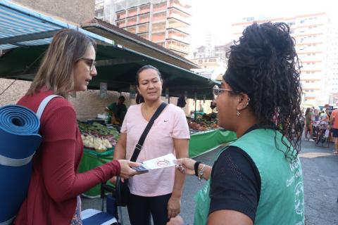 agente distribui panfletos em feira #paratodosverem 