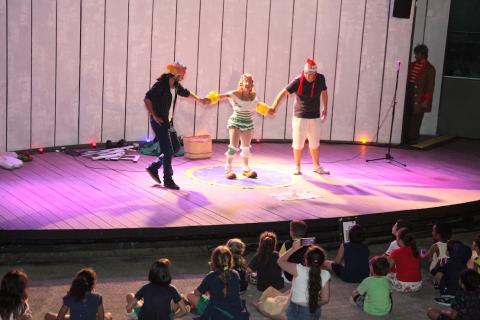 Cena de uma peça teatral. #Paratodosverem.