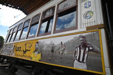 bonde decorado com imagens de Pelé #paratodosverem