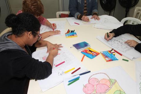 mulheres pintando em mesa #paratodosverem