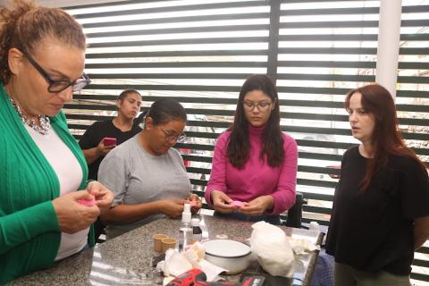 pessoas manuseiam objetos #paratodosverem