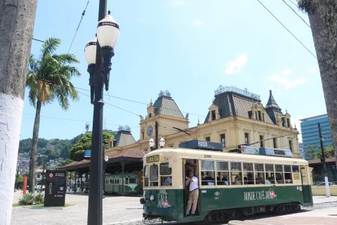 bonde circulando na frente do museu pelé #paratodosverem