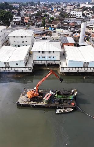 draga escavando no rio #paratodosverem 