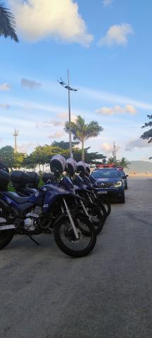 viaturas e motos paradas na praia #paratodosverem
