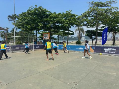 pessoas jogando bola #paratodosverem