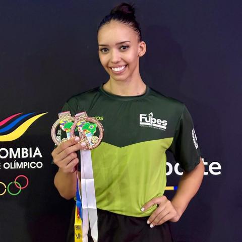 karateca Brenda com as medalhas. #paratodosverem