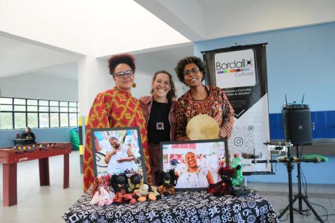 três mulheres como boneca de pano #paratodosverem