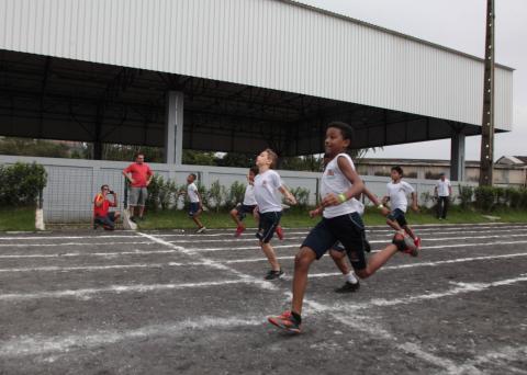 crianças correndo na pista #paratodosverem