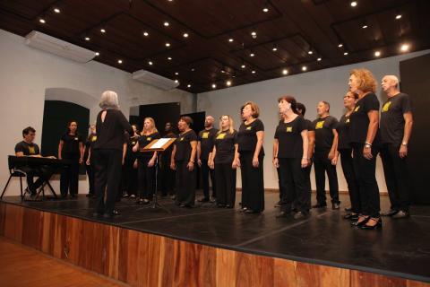 coral se apresentando em palco #paratodosverem 