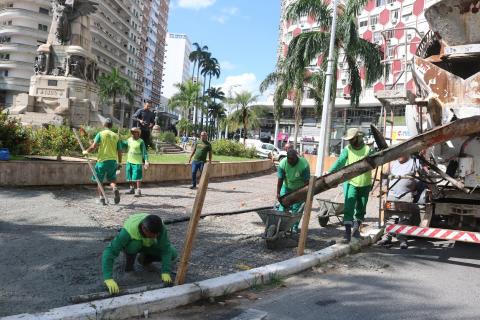 operários atuando na praça #paratodosverem 