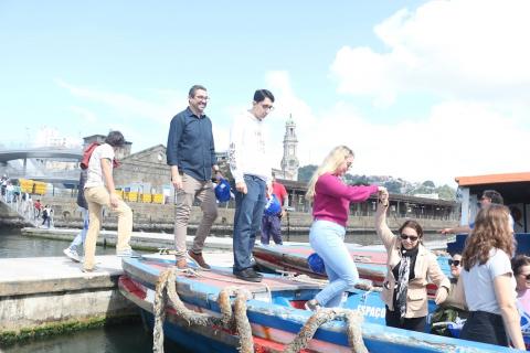 pessoas entrando em catraia #paratodosverem