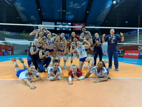 Time de volei feminino com as medalhas. #Paratodosverem.