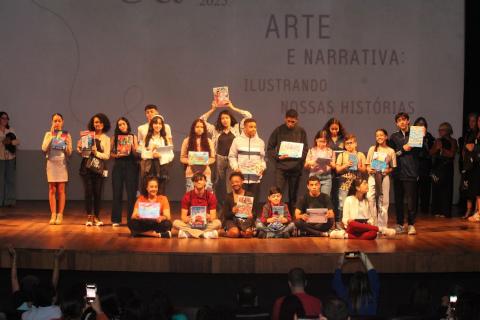 crianças mostram certificados #paratodosverem