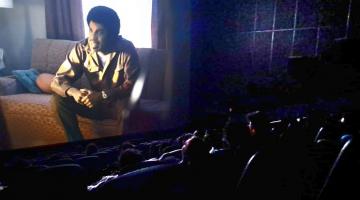 pessoas assistindo o filme #paratodosverem