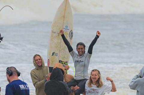 Surfista é carregada nos ombros. #Paratodosverem.