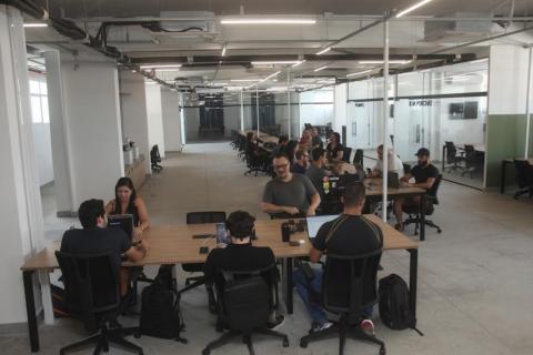 pessoas em computadores no parque #paratodosverem 