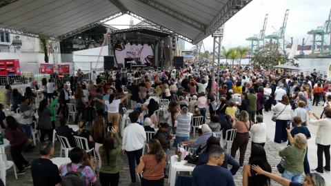 pessoas acompanhando o evento #paratodosverem 