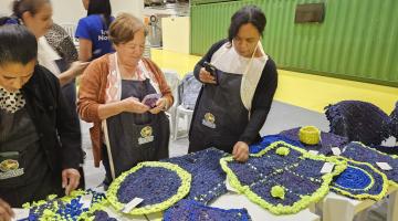 moradoras ao lado de peças sustentáveis #paratodosverem 
