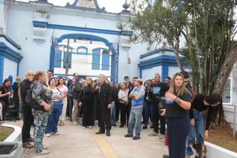 pessoas entrando no cemitério #paratodosverem