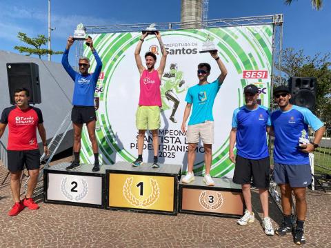 pessoas em um pódio #paratodosverem