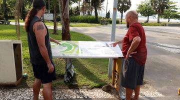 pessoas olhando os novos mapas #paratodosverem 