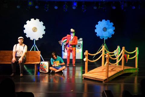 atores em cena de o mundo de gael #paratodosverem