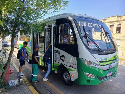 pessoas subindo no ônibus #paratodosverem