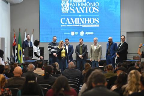 pessoas no palco na abertura #paratodosverem 