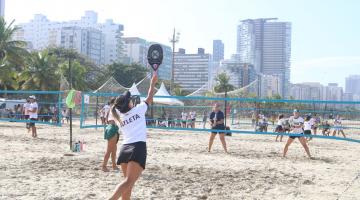 atletas jogando beach tennis #paratodosverem
