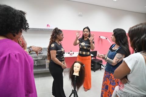 mulheres fazendo aula de trança #paratodosverem