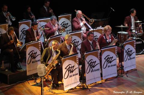 orquestra de jazz tocando #paratodosverem