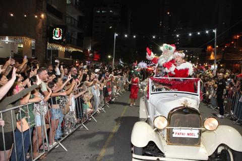 papai noel passando em calhambeque #paratodosverem