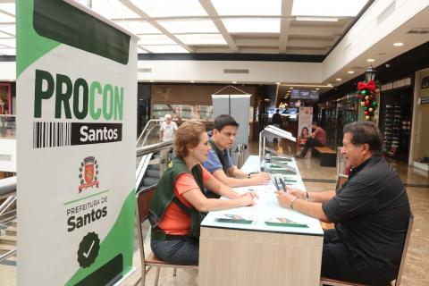 pessoas tirando  dúvidas no procon #paratodosverem